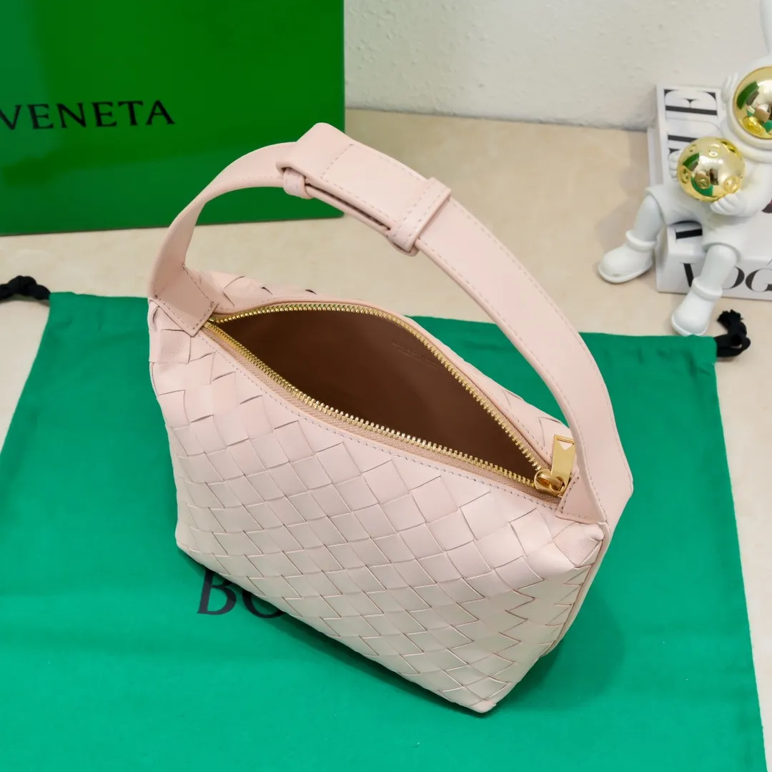 Batch 1360 #BvWallace Shoulder Lunch Bag 🔥 A lunch box bag that you can just grab and go. It is made of classic intrecciato weaving technology and reflects the craftsmanship of Bottega. The entire bag is made of top-grade happa lambskin. It is very soft and lightweight. The small bag shape is cute and exquisite. The interior capacity is also very large and can be carried under the arm. It is quite practical! The bottom of the bag is made of gold metal to prevent wear and tear. The details are really good! Choose this elegant commuting bag for Zaoba people~ Size: 22x13x9.5, model number; 7748#